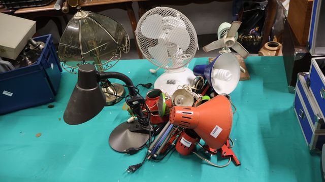 Important lot de lampes et ventilateurs de bureau. Non testée