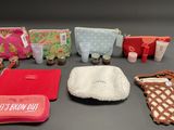 many items that are sitting on a table