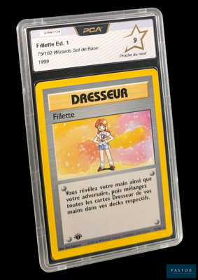 Sur la carte, on voit une fille en robe.