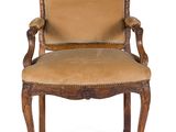 une vieille chaise en bois avec une assise rembourrée de couleur beige clair