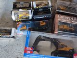 il y a plein de petits engins de chantier en jouets par terre