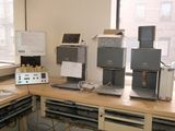 il y a de nombreuses machines différentes sur le bureau dans cette pièce