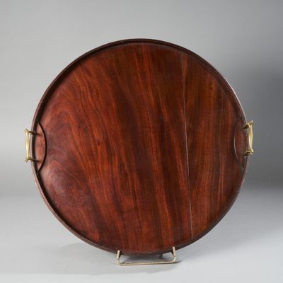 Plateau circulaire en acajou, la ceinture marqueté de bâtons…