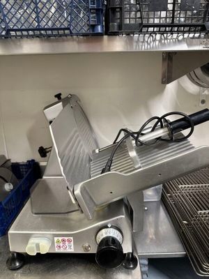 une machine posée sur le comptoir d'une cuisine