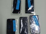 quatre téléphones portables sont emballés dans des sachets en plastique sur une table