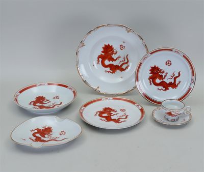 un assortiment de plats rouges et blancs ornés de motifs représentant des dragons