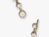 une paire de boucles d'oreilles à clip en diamant