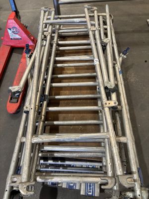 une photo d'une échelle fabriquée à partir de tuyaux métalliques
