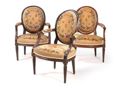 Suite de trois fauteuils en hêtre naturel à dossier médaillo…