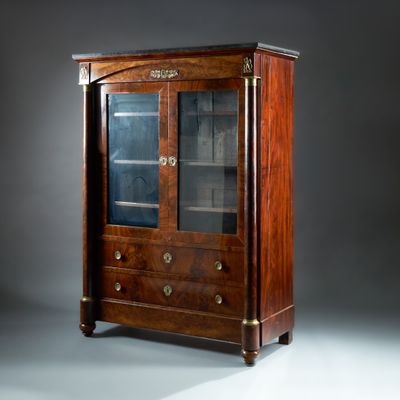 une vitrine ancienne en acajou, dotée de portes vitrées et de tiroirs