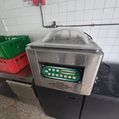 une machine posée sur le comptoir d'une cuisine