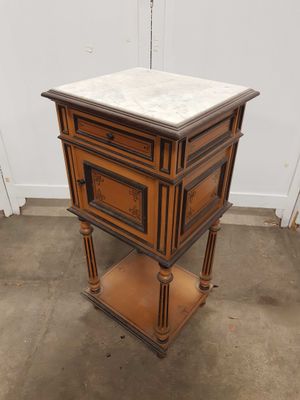 une image d'une table en bois avec un plateau en marbre