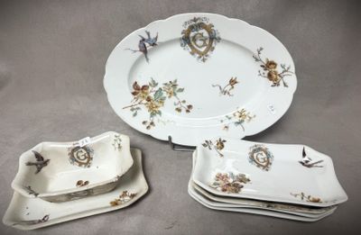 trois assiettes et un plateau ornés de fleurs et d'oiseaux