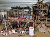 un garage avec de nombreux outils posés sur un établi