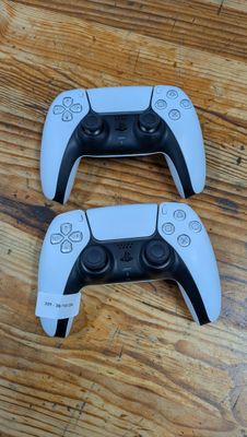 deux manettes de jeux vidéo posées sur une table