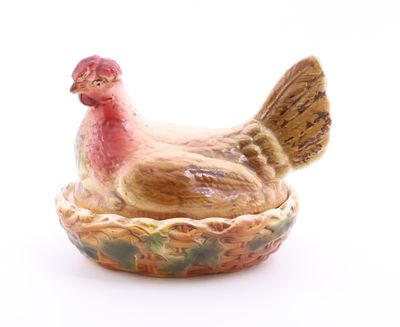 SAINT CLEMENT - Boîte en faïence polychrome figurant une pou…