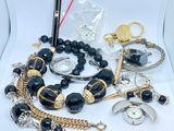 beaucoup de bijoux posés sur la table