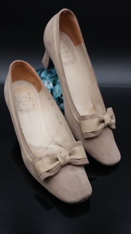 Christian DIOR : Paire d’escarpins, taille 6 : talon à refaire