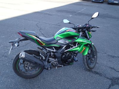 une moto verte et noire garée sur un parking