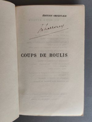 un livre ouvert avec une écriture dessus, posé sur une table
