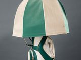 une photo d'une lampe en forme de sac de golf, surmontée d'un sac de golf