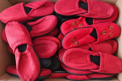 Lot de 60 pantoufles rouges deux modèles mélange de taille