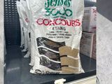 un paquet de biscuits posé sur une étagère dans un magasin