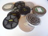 de nombreuses bobines de film posées sur une table