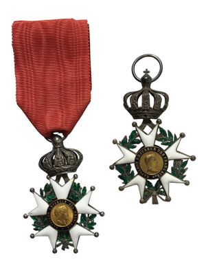 deux médailles et un ruban rouge orné d'une étoile