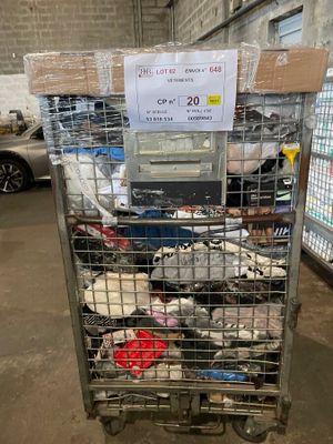 un chariot chargé de nombreuses paires de chaussures dans un entrepôt