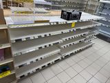de nombreuses étagères vides dans un magasin