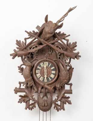 une horloge à coucou en bois accrochée au mur
