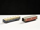 deux petits trains assis côte à côte sur une surface blanche