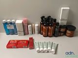 de nombreux types de produits de soins de la peau sur la table
