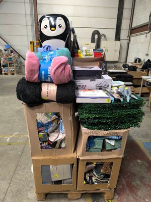 un pingouin assis sur des cartons