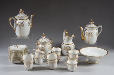 de nombreux types de plats et de tasses en porcelaine sur la table