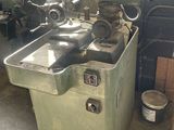 une machine qui se trouve à l'intérieur d'un bâtiment