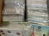 beaucoup de CD dans une boîte posée sur la table
