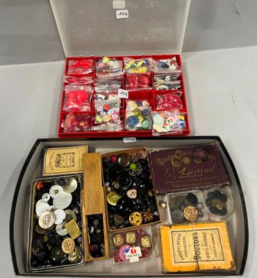 une boîte remplie de boutons et d'autres objets posée sur une table