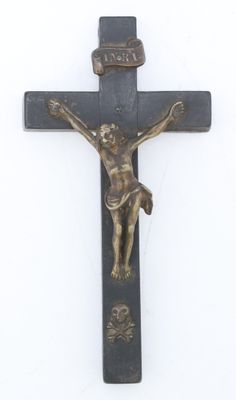 Croix pectorale en bois naturel supportant un Christ en bron…