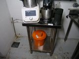 une image d'une cuisine avec un mixeur et d'autres appareils électroménagers