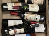 plusieurs bouteilles de vin dans une caisse sur la table