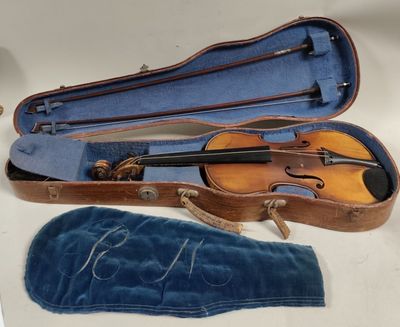 un violon posé dans son étui sur une table
