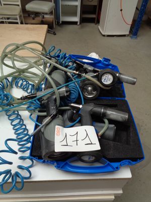 une boîte bleue remplie d'objets divers posée sur une table