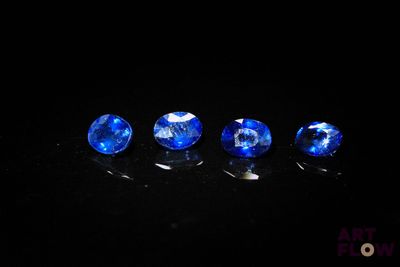 un ensemble de saphirs bleus sur un fond noir