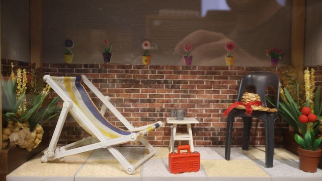 Diorama. Composition miniature, dans une vitrine en bois, vitre e...