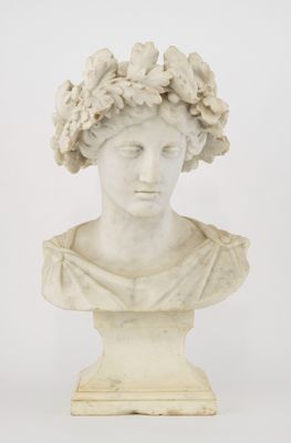 un buste en marbre blanc représentant une femme avec des fleurs sur la tête