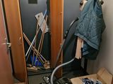 un aspirateur qui se trouve dans le coin d'une pièce