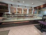 une vitrine en verre au milieu d'un magasin