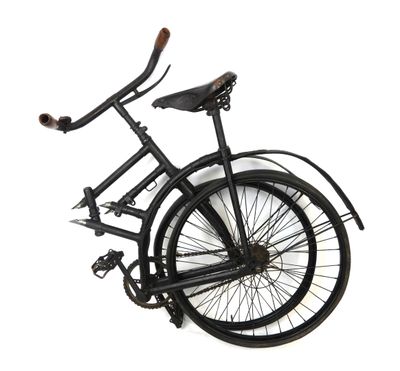 un vélo noir muni d'un guidon en bois